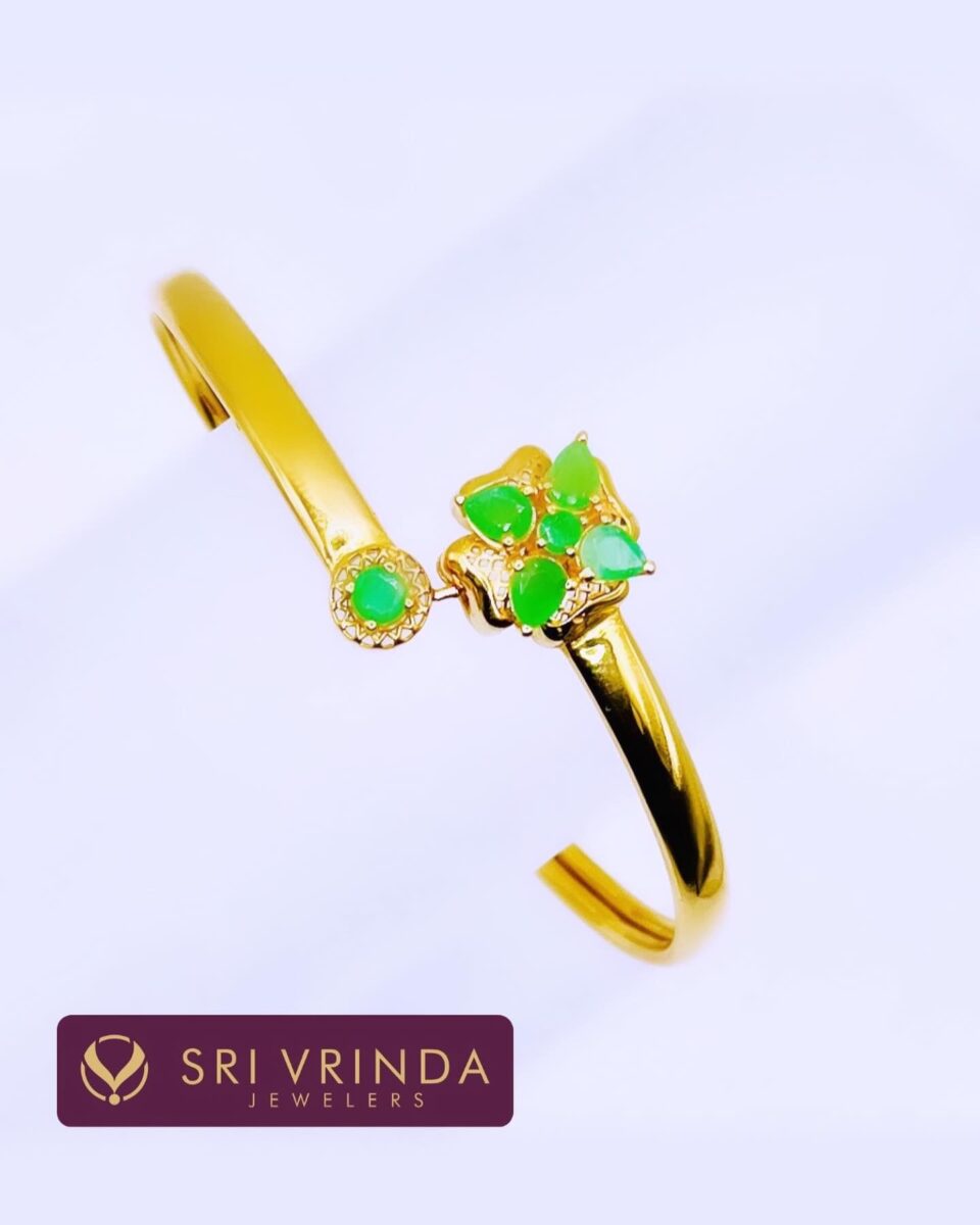 22kt gold bangle with emerald(11.70 gm)