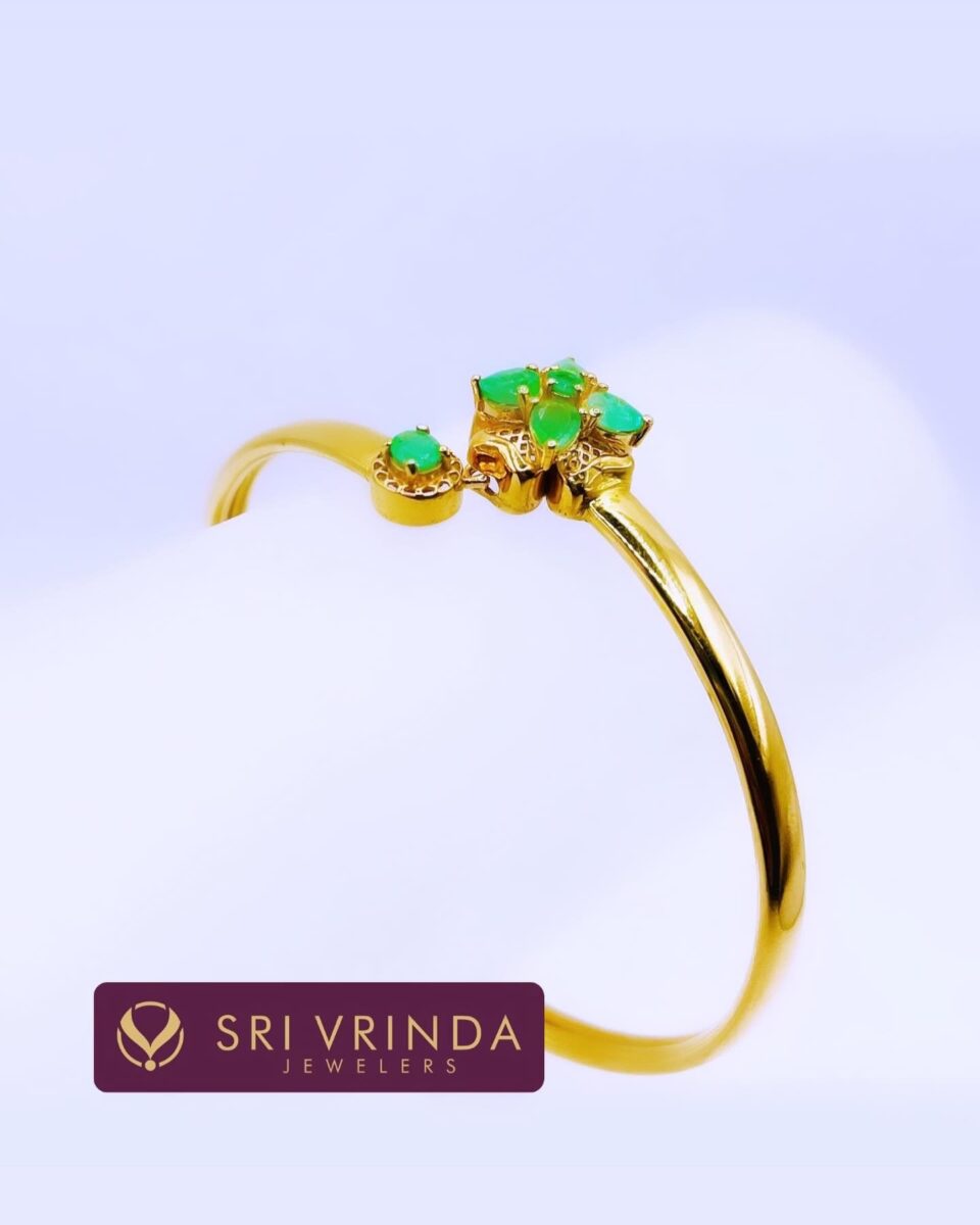 22kt gold bangle with emerald(11.70 gm)