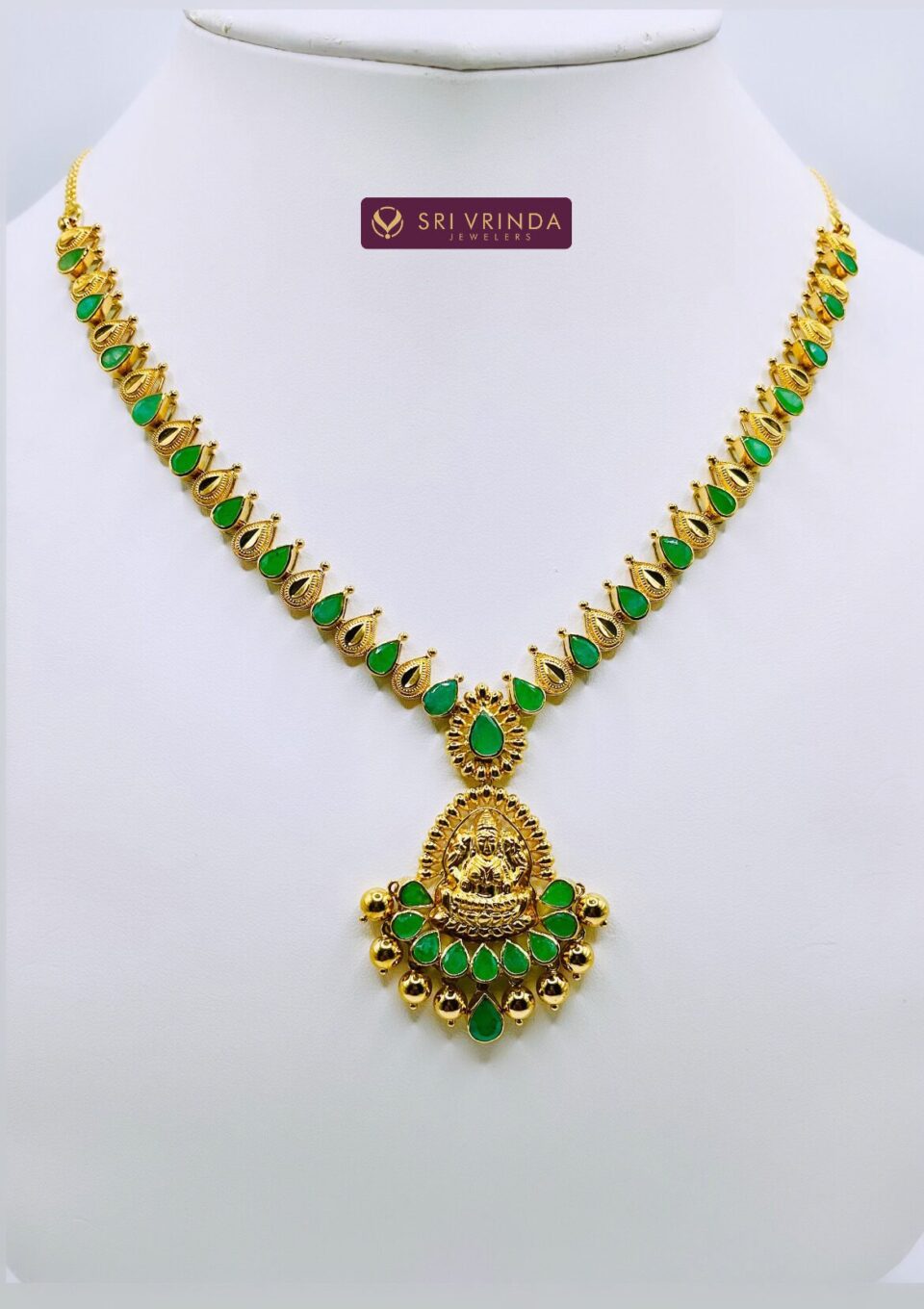 22kt gold emerald set ( 37.70 gm)